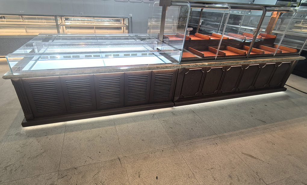 Vintage-Style Right-Angle Refrigerated Display Cabinet